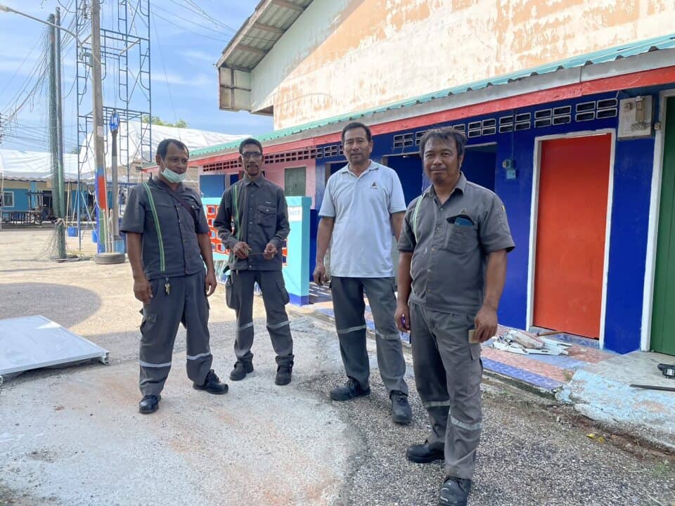 โรงงานสุราษฏร์ธานีร่วมบูรณะหัองน้ำชุมชนสันติสุข